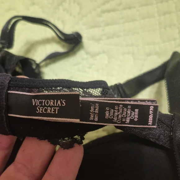 Victoria's Secret Black Underwire Bra with Molded Cups - Picture 2 of 4
